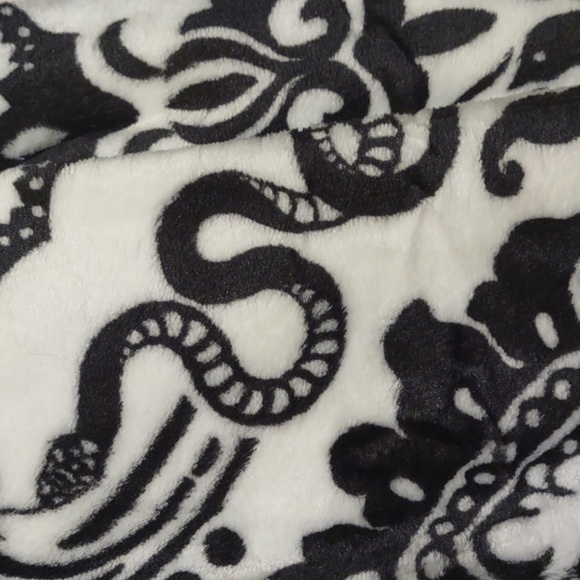 Crimson Gate printed microvelour throw - Picture 9 of 9